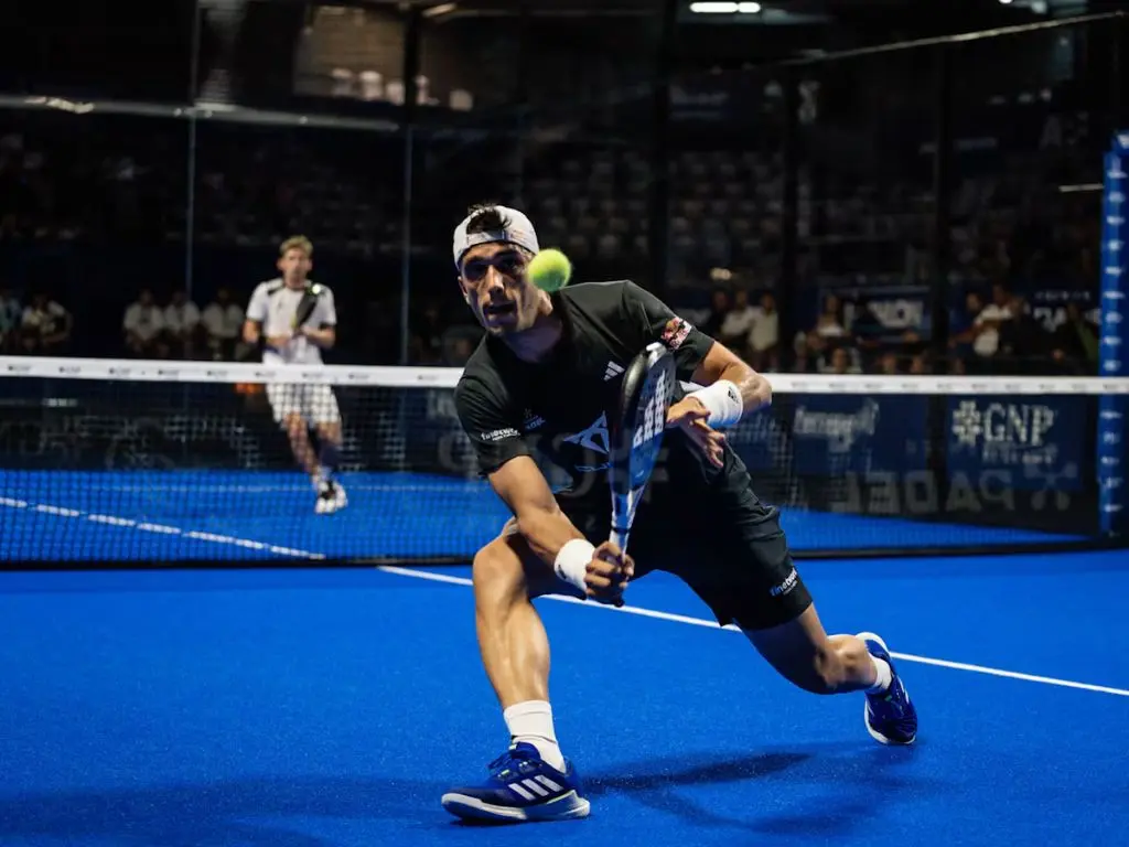Joueur de padel en pleine action