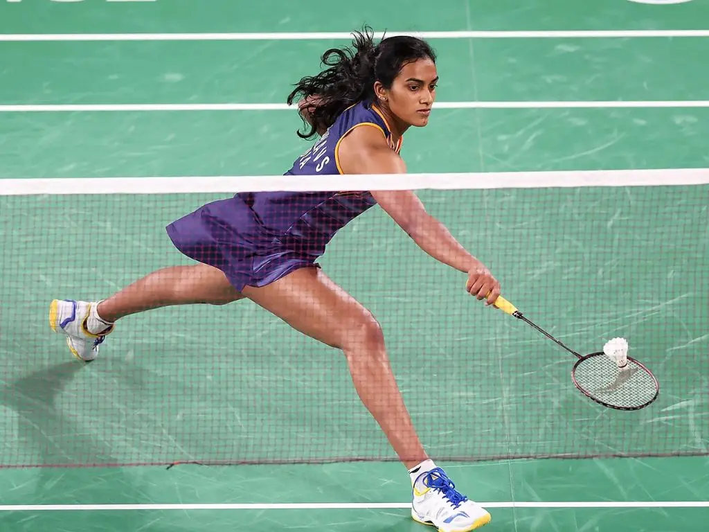 Joueuse de badminton en pleine action
